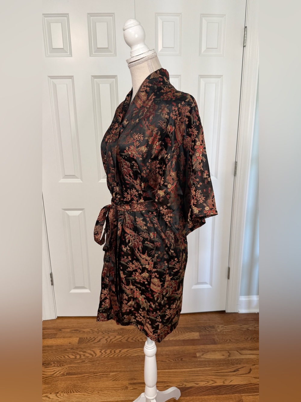 Vtg Yuè Sōng Pái Chinese Silk Satin Robe Sz M NWT Black Asian Pagoda Kimono